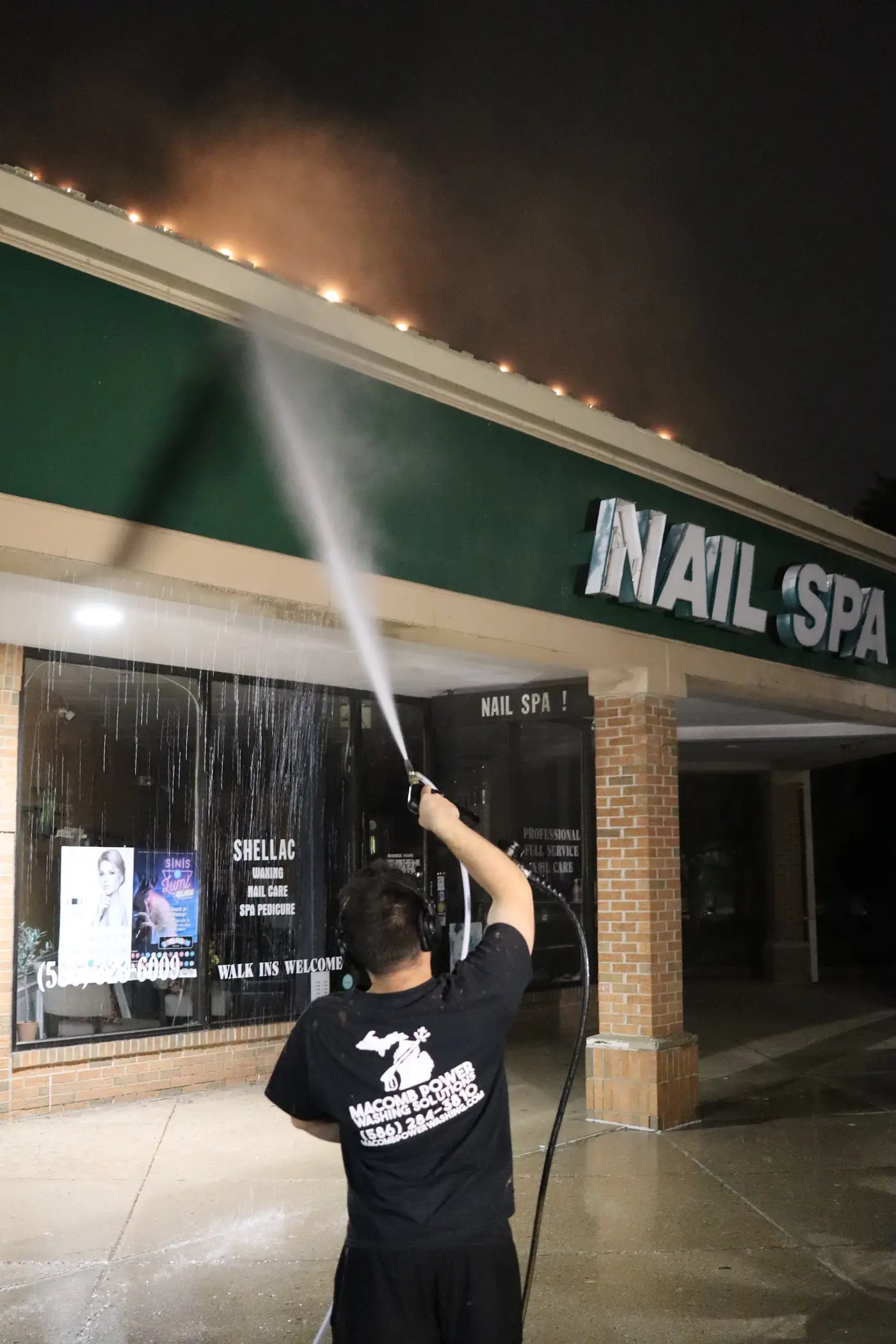 MPWS technician washing a restaurant storefront in Macomb County